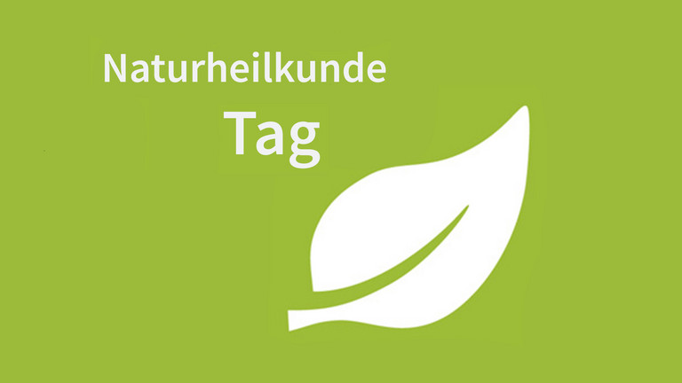 Illustration weißes Blatt und weißer Schriftzug Naturheilkundetag auf grünem Hintergrund