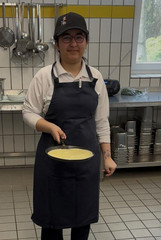 Schülerin bereitet beim Girls’ Day in der Küche der Albertinen Services in Hamburg-Volksdorf einen Pfannkuchen zu.