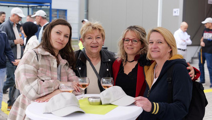 Vier Mitarbeiterinnen stehen um einen Tisch und blicken lächelnd in die Kamera bei der Jubiläumsfeier 20 Jahre Albertinen Services Hamburg ASH in Rellingen. Vier Mitarbeiterinnen stehen um einen Tisch und blicken lächelnd in die Kamera bei der Jubiläumsfeier 20 Jahre Albertinen Services Hamburg ASH in Rellingen.