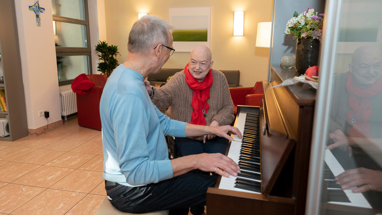 Gemeinsames Klavierspiel im Hospiz