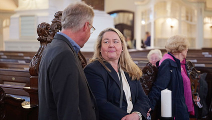 Andrea Wichmann, Konzergeschäftsführerin Immanuel Albertinen Diakonie, unterhält sich mit einem Gast im festlichen Kirchensaal beim 10. Herzbrücke-Benefizkonzert im Hamburger „Michel“ der Albertinen-Stiftung. Andrea Wichmann, Konzergeschäftsführerin Immanuel Albertinen Diakonie, unterhält sich mit einem Gast im festlichen Kirchensaal beim 10. Herzbrücke-Benefizkonzert im Hamburger „Michel“ der Albertinen-Stiftung.