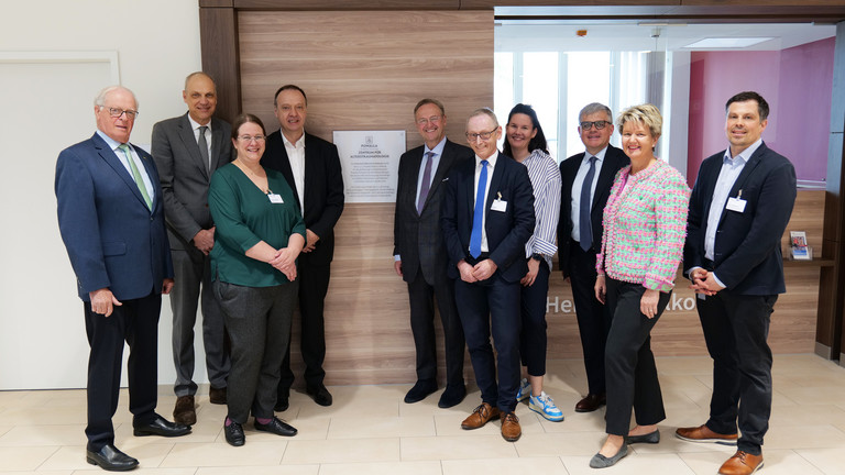 Gruppenfoto vor Gebäudesiegel Powalla Zentrum für Alterstraumatologie mit Vertreterinnen und Vertretern der G. u. L. Powalla Bunny’s Stiftung, Albertinen Stiftung, Immanuel Albertinen Diakonie und Albertinen Zentrum für Altersmedizin