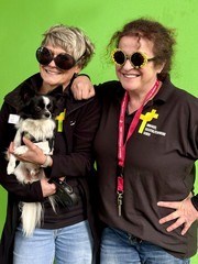 Zwei Mitarbeiterinnen lachen in einer Fotobox mit Sonnenbrillen und Hund in die Kamera beim Festakt zum 25-jährigen Jubiläum des Immanuel Suchthilfeverbunds Guben mit besonderen Wohnformen für abhängigkeitskranke Menschen in Thüringen Zwei Mitarbeiterinnen lachen in einer Fotobox mit Sonnenbrillen und Hund in die Kamera beim Festakt zum 25-jährigen Jubiläum des Immanuel Suchthilfeverbunds Guben mit besonderen Wohnformen für abhängigkeitskranke Menschen in Thüringen