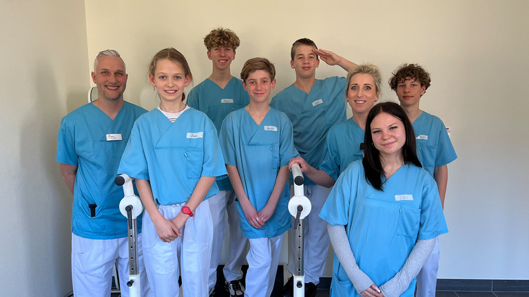Ausbildungsmanagende Nicole Stohf und Robert Tavernier mit den diesjährigen Teilnehmenden des Girls´und Boys´Days in der Immanuel Klinik Rüdersdorf