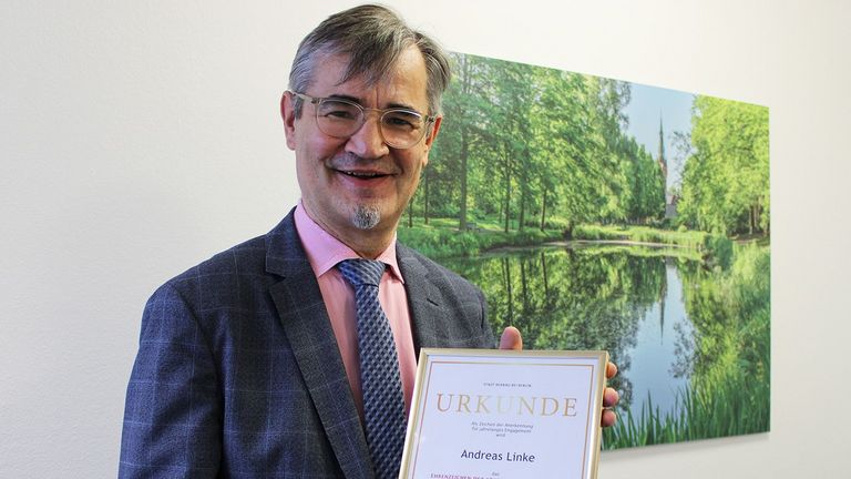 Immanuel Klinikum Bernau - Nachricht - Auszeichnung für Andreas Linke - Geschäftsführer Andreas Linke mit Urkunde - Stadt Bernau bei Berlin
