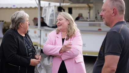 Konzerngeschäftsführerin Andrea Wichmann im Gespräch mit zwei Mitarbeitenden bei der Jubiläumsfeier 20 Jahre Albertinen Services Hamburg ASH in Rellingen. Konzerngeschäftsführerin Andrea Wichmann im Gespräch mit zwei Mitarbeitenden bei der Jubiläumsfeier 20 Jahre Albertinen Services Hamburg ASH in Rellingen.