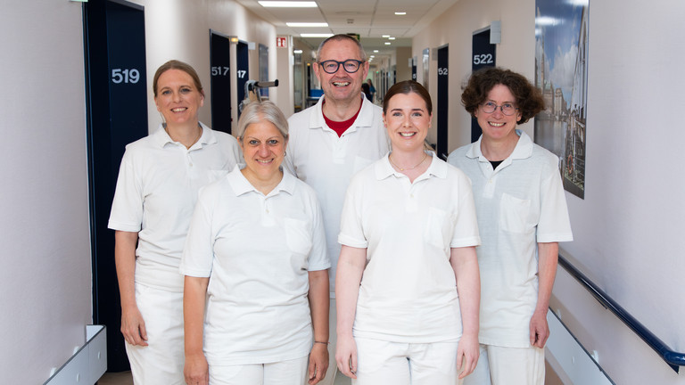 Das Palliativteam des Interdisziplinären Therapiezentrums im Albertinen Krankenhaus in Hamburg Schnelsen stehen auf dem Gang und strahlt in die Kamera Das Palliativteam des Interdisziplinären Therapiezentrums im Albertinen Krankenhaus in Hamburg Schnelsen stehen auf dem Gang und strahlt in die Kamera