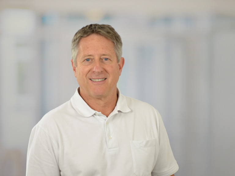 Portraitfoto Dr. Simon Bühler, Chefarzt der Klinik für Gynäkologie und Geburtshilfe im Evangelischen Amalie Sieveking Krankenhaus