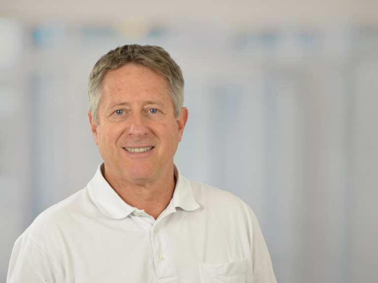 Portraitfoto Dr. Simon Bühler, Chefarzt der Klinik für Gynäkologie und Geburtshilfe im Evangelischen Amalie Sieveking Krankenhaus Portraitfoto Dr. Simon Bühler, Chefarzt der Klinik für Gynäkologie und Geburtshilfe im Evangelischen Amalie Sieveking Krankenhaus