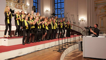 Der Albertinen Mitarbeitenden Gospelchor steht beim Singen auf einer Tribüne im festlichen Kirchensaal beim 10. Herzbrücke-Benefizkonzert im Hamburger „Michel“ der Albertinen-Stiftung. Der Albertinen Mitarbeitenden Gospelchor steht beim Singen auf einer Tribüne im festlichen Kirchensaal beim 10. Herzbrücke-Benefizkonzert im Hamburger „Michel“ der Albertinen-Stiftung.