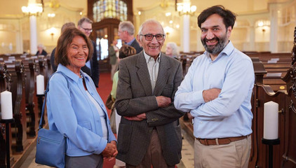 Zwei Konzertgäste stehen zusammen mit Herzchirurg Dr. Ahsannullah Madad Fassli und blicken lächelnd in die Kamera beim 10. Herzbrücke-Benefizkonzert im Hamburger „Michel“ der Albertinen-Stiftung. Zwei Konzertgäste stehen zusammen mit Herzchirurg Dr. Ahsannullah Madad Fassli und blicken lächelnd in die Kamera beim 10. Herzbrücke-Benefizkonzert im Hamburger „Michel“ der Albertinen-Stiftung.
