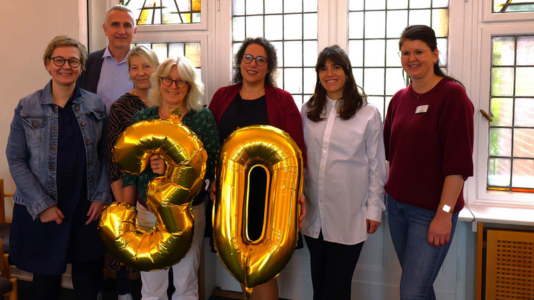 Das Koordinatorenteam des ambulanten Hospizdienst des Diakonie Hospiz Wannseee s steht mit einer 30 als Ballon im Festsaal am Kleinen Wannsee Das Koordinatorenteam des ambulanten Hospizdienst des Diakonie Hospiz Wannseee s steht mit einer 30 als Ballon im Festsaal am Kleinen Wannsee