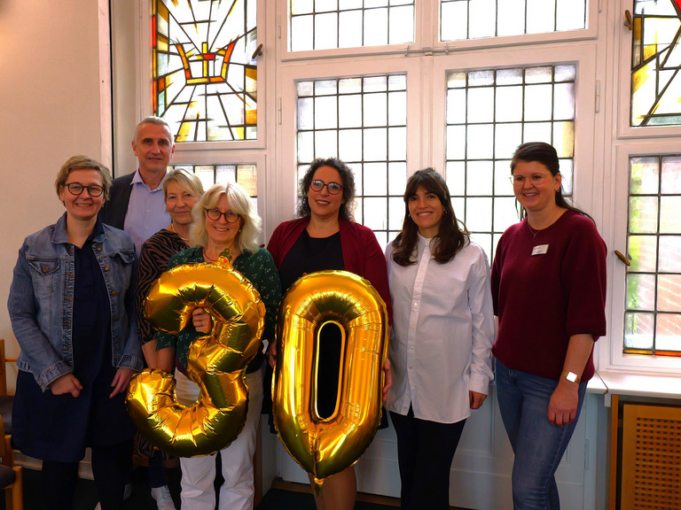 Das Koordinatorenteam des ambulanten Hospizdienst des Diakonie Hospiz Wannseee s steht mit einer 30 als Ballon im Festsaal am Kleinen Wannsee