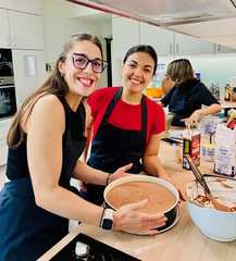 Internationale Pflegekräfte backen zusammen einen Kuchen, Internationales Recruiting, Integration, Albertinen Krankenhaus, Hamburg