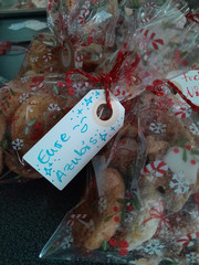 Gebackene Weihnachtsplätzchen in zwei weihnachtlich bedruckten Klarsichttüten mit einem Anhänger mit der Beschriftung "Eure Azubis" in der Küche der Gemeinde der Baptisten in Berlin-Schönberg beim 4. Azubitag der Auszubildenden von Werkstück Berlin mit Unterstützung von Immanuel Dienstleistungen 