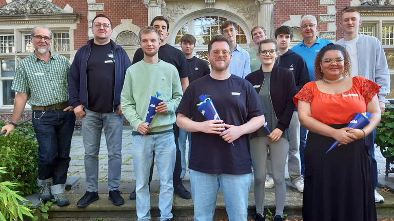 Gruppenfoto mit neuen Auszubildenden von Werkstück und Immanuel Dienstleistungen