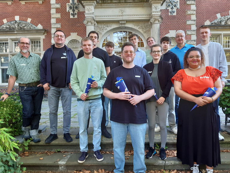 Gruppenfoto mit neuen Auszubildenden von Werkstück und Immanuel Dienstleistungen