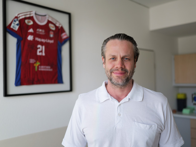 Prof. Dr. Till Orla Klatte, Chefarzt der Orthopädie und Unfallchirurgie im Albertinen Krankenhaus Hamburg, im Gespräch über Sportverletzungen und Schultermedizin im Podcast Hamburger Klinikhelden