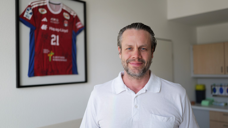 Prof. Dr. Till Orla Klatte, Chefarzt der Orthopädie und Unfallchirurgie im Albertinen Krankenhaus Hamburg, im Gespräch über Sportverletzungen und Schultermedizin im Podcast Hamburger Klinikhelden