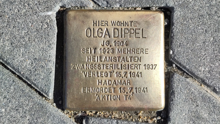 Stolperstein für Olga Dippel im Straßenpflaster eingelassen