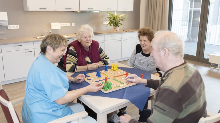 Pflegerin spielt mit Bewohnerinnen und Bewohnern - Immanuel Seniorenzentrum Elstal Karriere