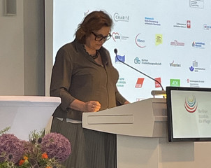 Senatorin Ina Czyborra bei ihrer Rede am Podium bei derTagung „Pflegefachassistenz 2027 und Zukunftsbild des Berliner Bündnisses für Pflege – Perspektiven, die bewegen“ - Immanuel Krankenhaus Berlin