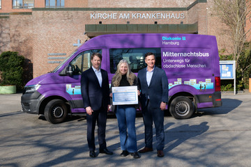 Dr. Thorsten Minuth und Andreas Mende überreichen den Spendenscheck an Sonja Norgall, Verantwortliche für den Mitternachtsbus des Diakonie-Zentrums für Wohnungslose.