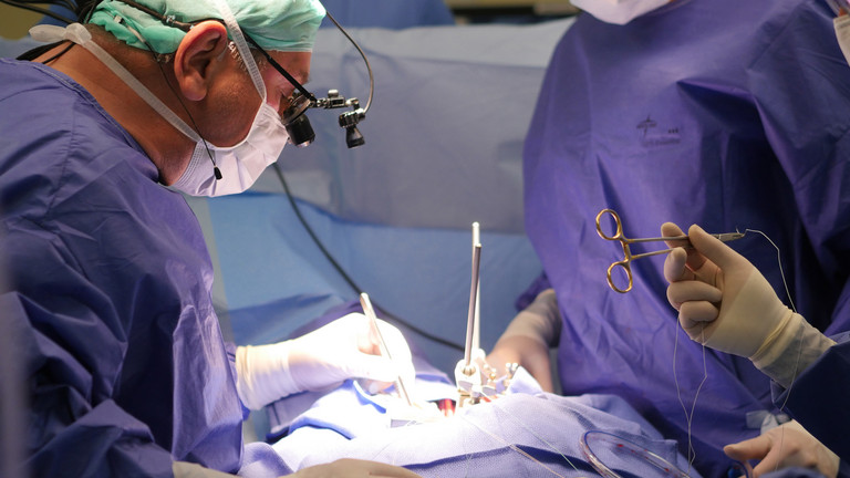 Herzchirurg operiert am offenen Herzen - Immanuel Herzzentrum Brandenburg
