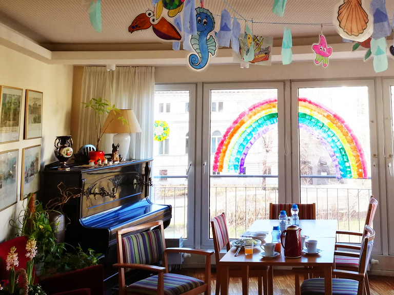  Ein Wohnzimmer mit Regenbogen und Klavier im Immanuel Seniorenzentrum Schöneberg