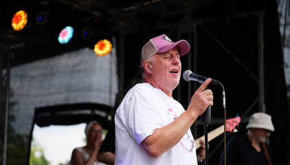 Ein Musiker steht am Mikrofon auf der Konzertbühne während eines Konzerts beim Sommerfest 2026 auf dem Gesundheitscampus Volksdorf des Evangelischen Amalie Sieveking Krankenhauses, der Residenz am Wiesenkamp, des Feierabendhauses Volksdorf und der Albertinen Kindertagesstätte Volksdorf.