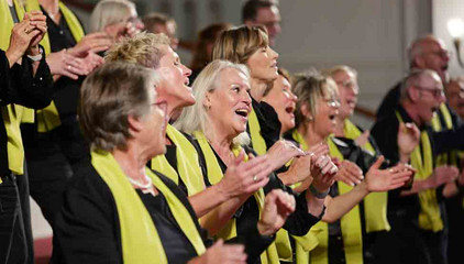 In den Reihen des Albertinen Mitarbeitenden Gospelchors in festlicher Kleidung wird geklatscht und gesungen beim 10. Herzbrücke-Benefizkonzert im Hamburger „Michel“ der Albertinen-Stiftung. In den Reihen des Albertinen Mitarbeitenden Gospelchors in festlicher Kleidung wird geklatscht und gesungen beim 10. Herzbrücke-Benefizkonzert im Hamburger „Michel“ der Albertinen-Stiftung.