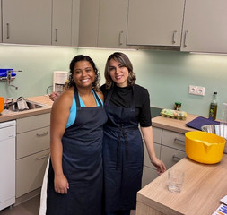 Zwei internationale Pflegekräfte kochen und backen zusammen in der Küche, Internationales Recruiting, Integration, Albertinen Krankenhaus, Hamburg Zwei internationale Pflegekräfte kochen und backen zusammen in der Küche, Internationales Recruiting, Integration, Albertinen Krankenhaus, Hamburg