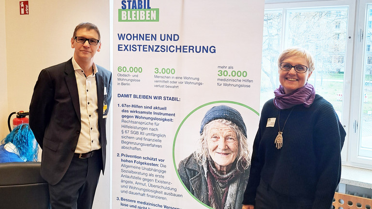 Dirk Brigmann und Simona Barack an der Station Wohnen und Existenzsicherung - Immanuel Beratung - Tagesstätte Sozialprojekt Prenzlauer Berg - Wohnungslosenhilfe