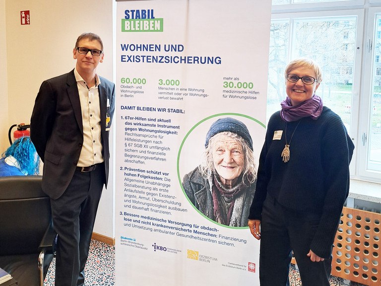 Dirk Brigmann und Simona Barack an der Station Wohnen und Existenzsicherung - Immanuel Beratung - Tagesstätte Sozialprojekt Prenzlauer Berg - Wohnungslosenhilfe