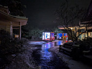 Mehrere Rettungswägen stehen vor dem Immanuel Krankenhaus Berlin - Hospizgäste werden hierhin verlegt.