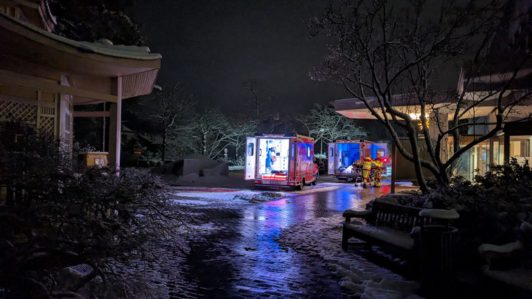 Mehrere Rettungswägen stehen vor dem Immanuel Krankenhaus Berlin - Hospizgäste werden hierhin verlegt. Mehrere Rettungswägen stehen vor dem Immanuel Krankenhaus Berlin - Hospizgäste werden hierhin verlegt.