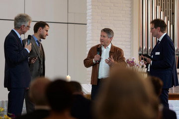 Gesprächsrunde beim Albertinen-Jahresfest mit Gästen und Verantwortlichen der Immanuel Albertinen Diakonie zum Thema „Neu“. Gesprächsrunde beim Albertinen-Jahresfest mit Gästen und Verantwortlichen der Immanuel Albertinen Diakonie zum Thema „Neu“.
