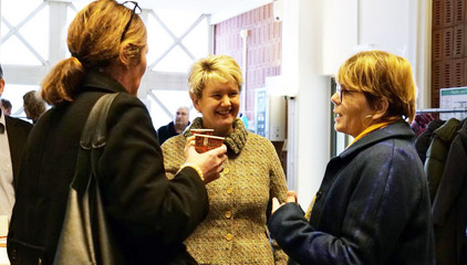 Sabine Pfeifer von der Stiftung Zukunft Amalie unterhält sich mit zwei Mitarbeiterinnen bei der Weihnachtsfeier 2025 von Amalie Sieveking Krankenhaus, Residenz am Wiesenkamp, Feierabendhaus Volksdorf und Albertinen Kindertagesstätte Volksdorf auf dem Gesundheitscampus Volksdorf in Hamburg