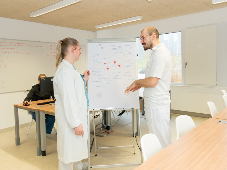 Arztteam im Gespräch vor Flipchart - Karriere - Immanuel Klinik Rüdersdorf