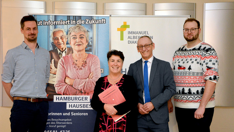 von links: Benjamin Rink, Leiter Fachstelle Hamburger Hausbesuch für Seniorinnen und Senioren, Ulrike Warlimont, Fachreferentin Fachabteilung Senioren und Pflege in der Sozialbehörde, Ralf Zastrau, Geschäftsführer im Albertinen Haus, Marcel Wendt, Stellvertretender Leiter Fachstelle Hamburger Hausbesuch von links: Benjamin Rink, Leiter Fachstelle Hamburger Hausbesuch für Seniorinnen und Senioren, Ulrike Warlimont, Fachreferentin Fachabteilung Senioren und Pflege in der Sozialbehörde, Ralf Zastrau, Geschäftsführer im Albertinen Haus, Marcel Wendt, Stellvertretender Leiter Fachstelle Hamburger Hausbesuch