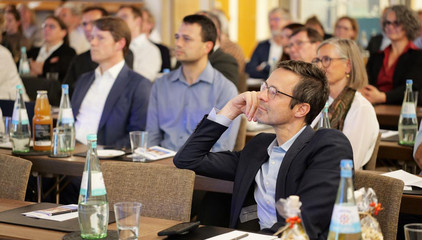 Blick in die Sitzreihen mit Publikum im Vortragssaal beim Einführungssymposium „Die Zukunft ist alt!“ von Priv.-Doz. Dr. Gödel, Chefarzt der Klinik für Geriatrie im Albertinen Zentrum für Altersmedizin im Albertinen Krankenhaus in Hamburg.