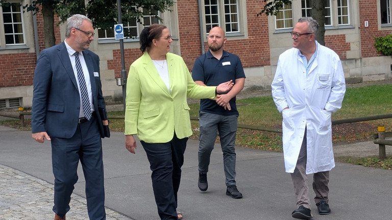 Roy J. Noack, Ellen Haußdörfer, Martin Baumann und Dr. Udo Schneider beim Rundgang über den Campus Roy J. Noack, Ellen Haußdörfer, Martin Baumann und Dr. Udo Schneider beim Rundgang über den Campus