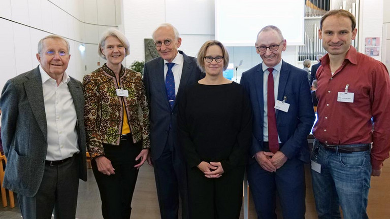 Prof. Dr. Hans-Peter Meier-Baumgartner, Dr. Ulrike Dapp, Prof. Dr. Wolfgang von Renteln-Kruse, Melanie Schlotzhauer, Ralf Zastrau und PD Dr. Markus Gödel stehen nebeneinander und blicken freundlich in die Kamera bei der Jubiläumsveranstaltung mit Symposium und einer Dankesveranstaltung zum 25-jährige Bestehen der LUCAS Langzeit-Kohortenstudie im Hamburger Albertinen Haus und Kirche am Albertinen Krankenhaus.. Prof. Dr. Hans-Peter Meier-Baumgartner, Dr. Ulrike Dapp, Prof. Dr. Wolfgang von Renteln-Kruse, Melanie Schlotzhauer, Ralf Zastrau und PD Dr. Markus Gödel stehen nebeneinander und blicken freundlich in die Kamera bei der Jubiläumsveranstaltung mit Symposium und einer Dankesveranstaltung zum 25-jährige Bestehen der LUCAS Langzeit-Kohortenstudie im Hamburger Albertinen Haus und Kirche am Albertinen Krankenhaus..