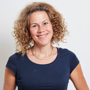 Portrait Cornelia Behn, Fachärztin für Allgemeinmedizin Hausarztpraxis Buchenkamp, externe Referentin Veranstaltung, Hausärztetag, Amalie Sieveking Krankenhaus, Hamburg-Volksdorf