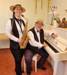Das Duo „Original Giebelwälder“ mit Andreas Schuss und Vanessa Feilen beeindrucken mit Gesang und ihren vielen Instrumenten Das Duo „Original Giebelwälder“ mit Andreas Schuss und Vanessa Feilen beeindrucken mit Gesang und ihren vielen Instrumenten