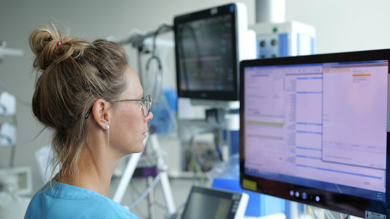 Pflegerin der Kardiochirurgie blickt auf einen Monitor im Albertinen Krankenhaus in Hamburg-Schnelsen