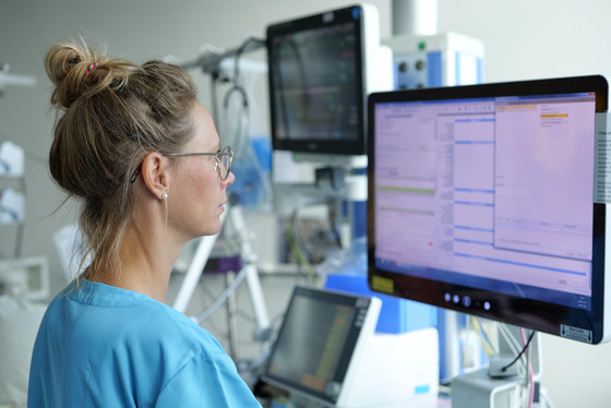 Eine Pflegefachkraft blickt auf einen Monitor auf der Intensivstation im Albertinen Krankenhaus in Hamburg-Schnelsen
