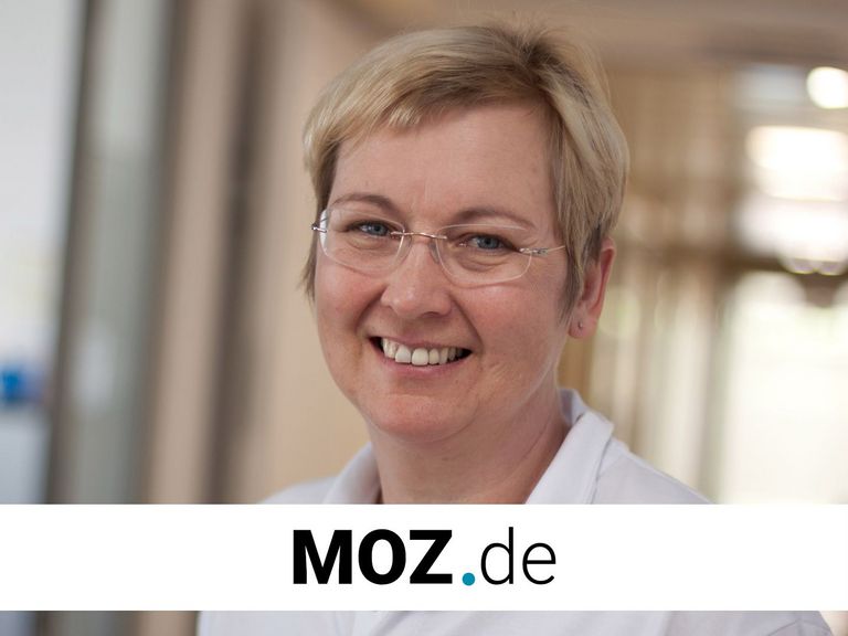 Immanuel Klinik Rüdersdorf - Patientin bedankt sich bei scheidender Chefärztin Simone Beutel
