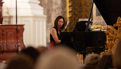 Eine Pianistin spielt am Flügel im festlichen Kirchensaal beim 10. Herzbrücke-Benefizkonzert im Hamburger „Michel“ der Albertinen-Stiftung. Eine Pianistin spielt am Flügel im festlichen Kirchensaal beim 10. Herzbrücke-Benefizkonzert im Hamburger „Michel“ der Albertinen-Stiftung.
