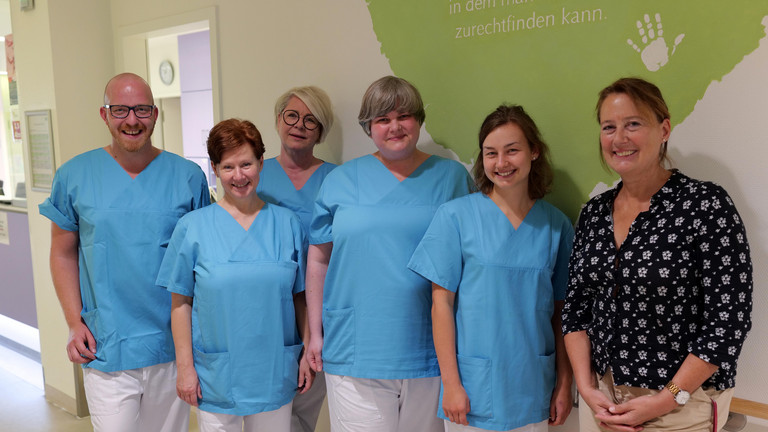 Pflegeteam der Station Gynäkologie und Geburtshilfe des Albertinen Krankenhauses in Hamburg-Schnelsen lächelt in die Kamera